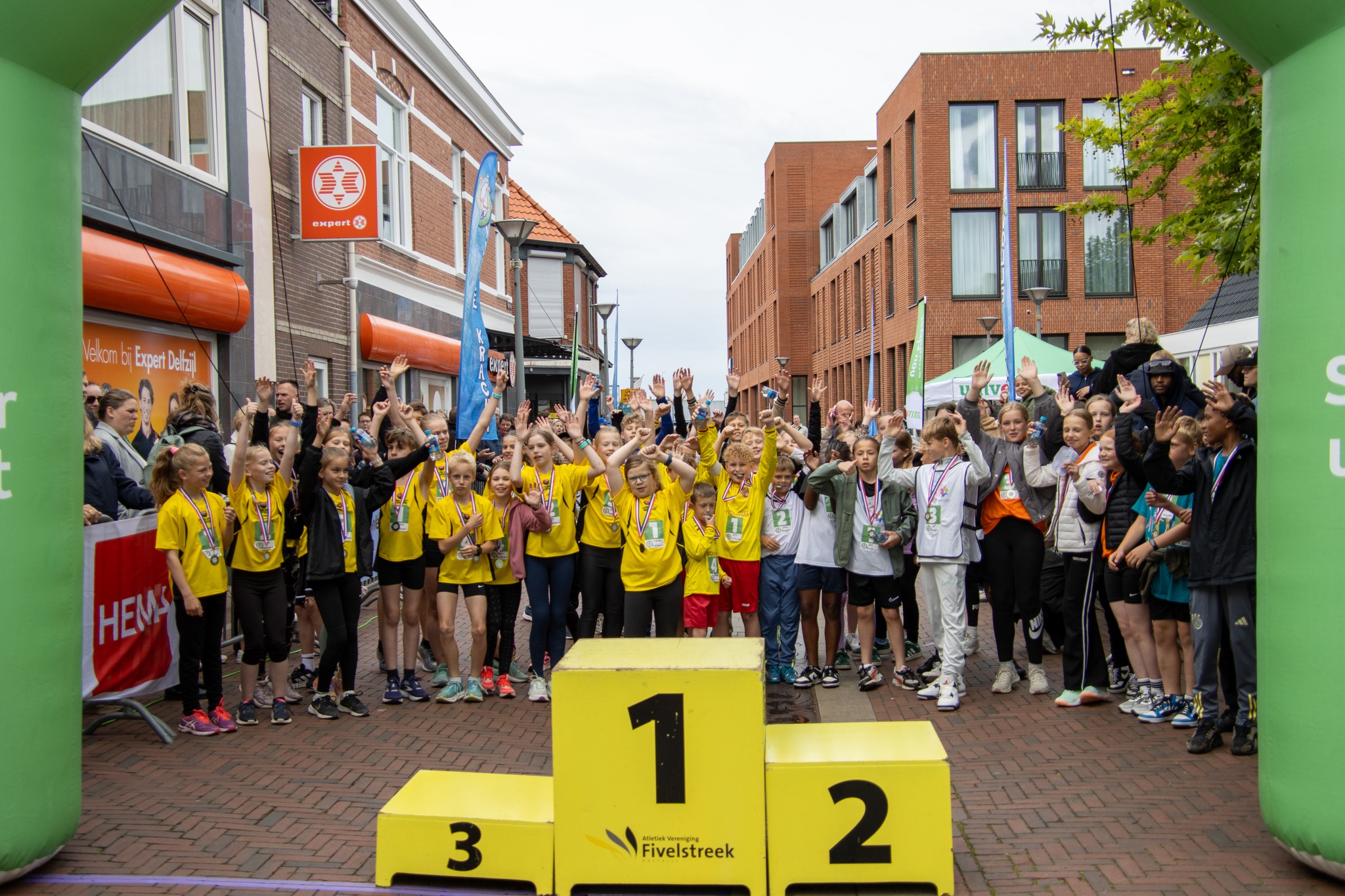 Deelnemers vieren een evenement van Stichting Volle Kracht in het centrum van Delfzijl